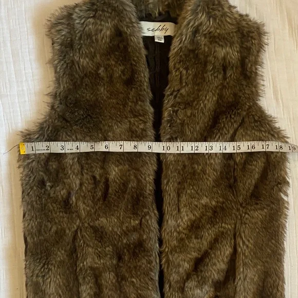 Sebby Women's Plush Faux Fur Vest - Picture 5 of 9